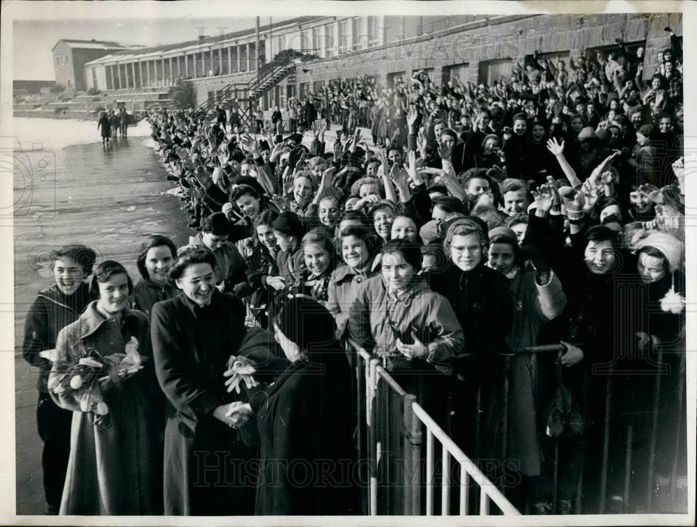 Press Photo Girls' High School Bad Cannstatt Bid Farewell To Miss Ruth Hess - Historic Images