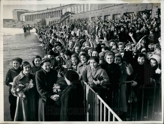 Press Photo Girls' High School Bad Cannstatt Bid Farewell To Miss Ruth Hess - Historic Images