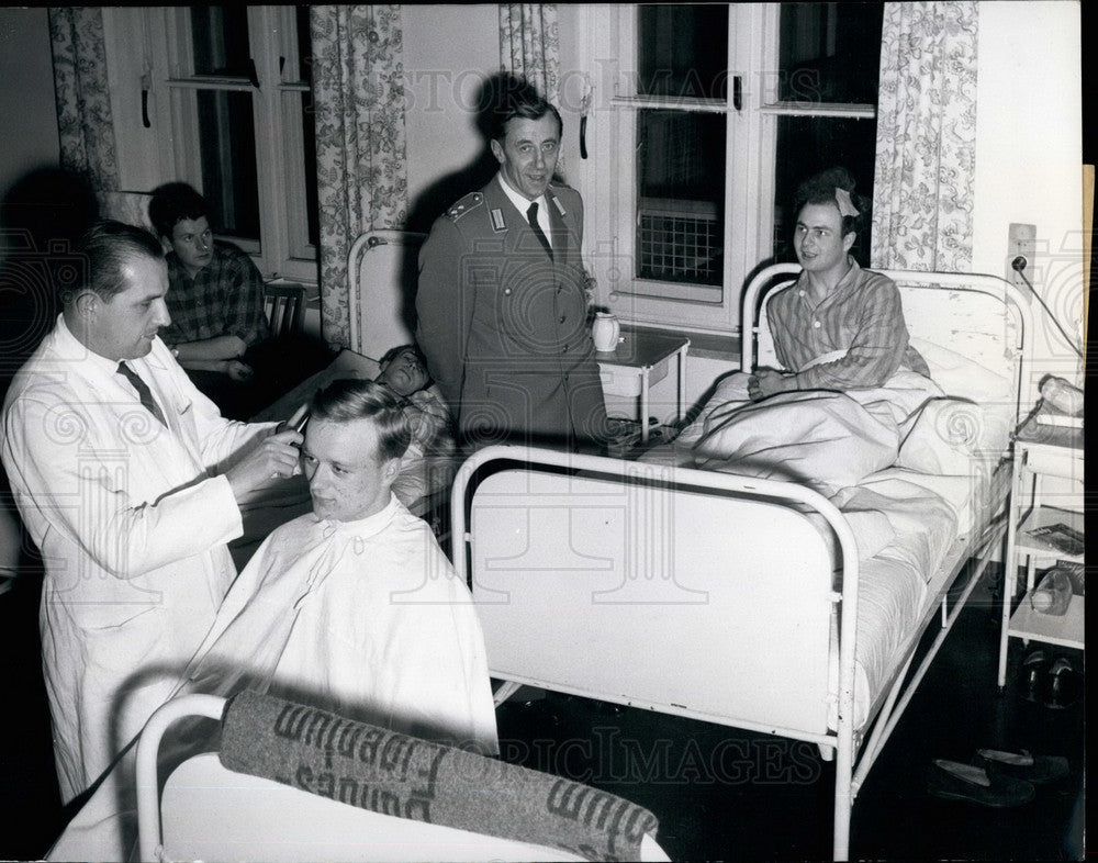 1958 Press Photo Journalists Visit A Military Hospital In Hamburg - KSB18473-Historic Images