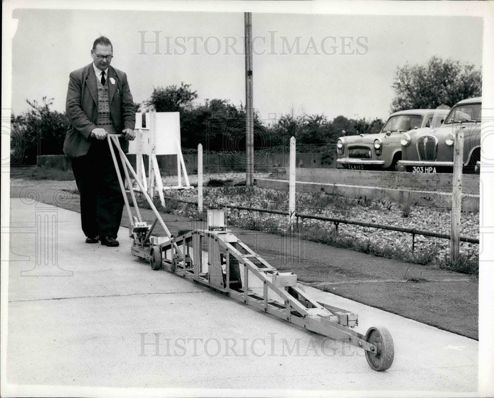 1961 Press Photo Road research Laboratory exhibition - KSB18497 - Historic Images