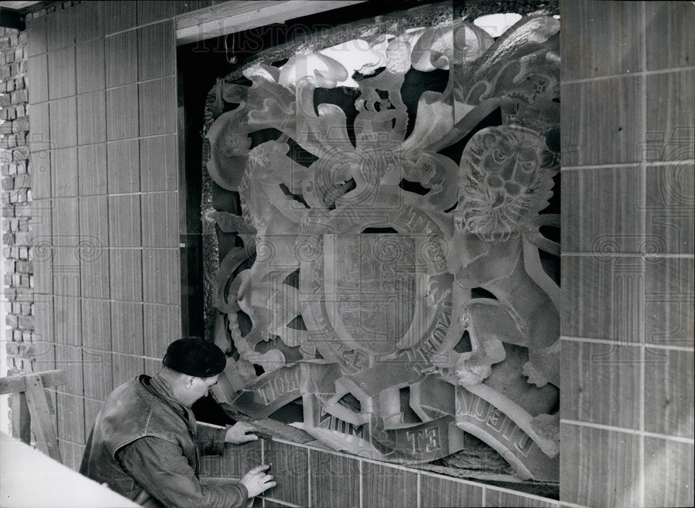 1958 Press Photo Coat Of Arms On British Exhibit. is prepared - KSB18511-Historic Images