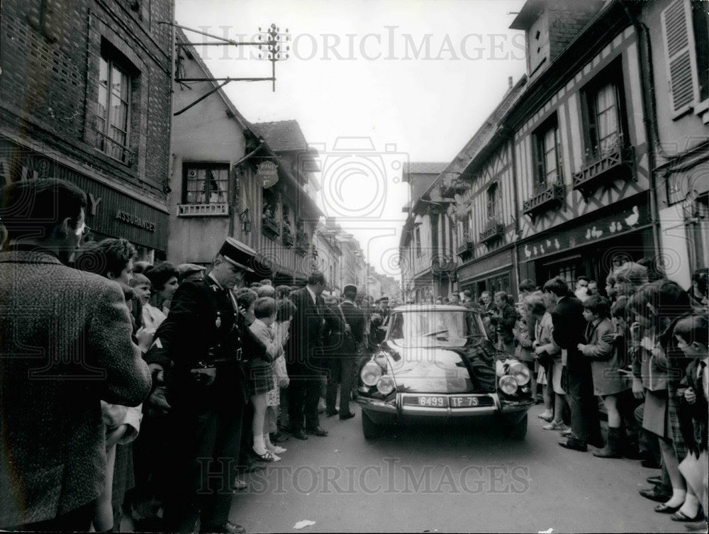 Press Photo Queen Elizabeth on visit to in Orbec - KSB18541 - Historic Images