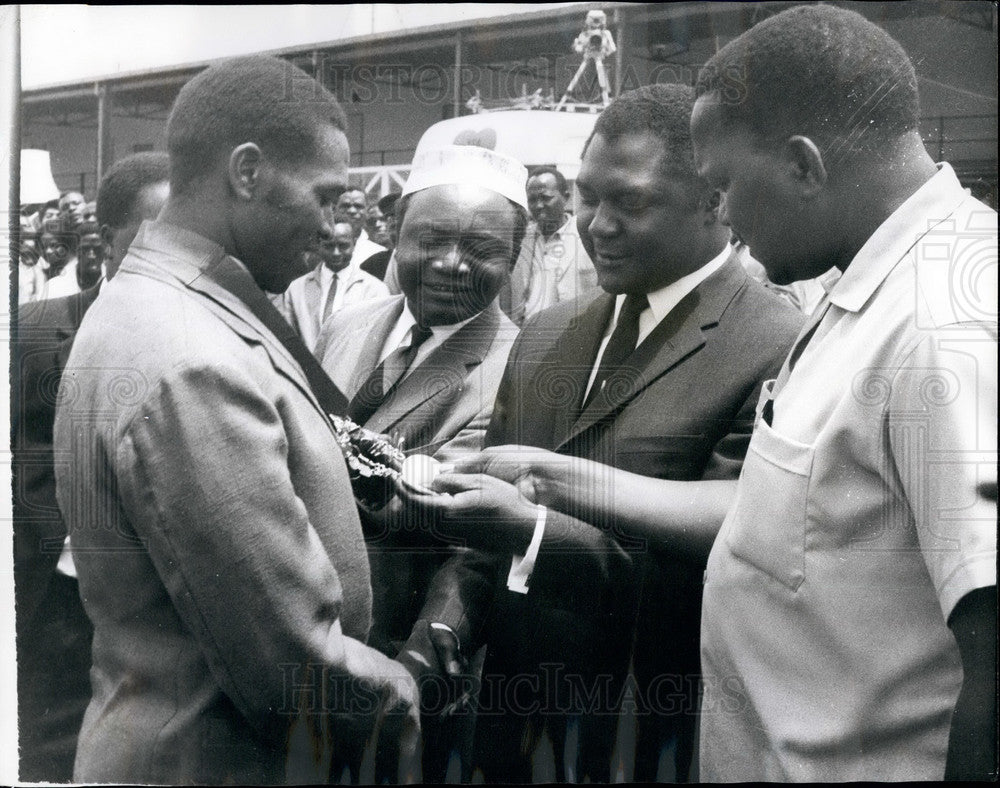 1966 Press Photo Kipchoge Keine, Wil Kipragut and Naftali Temu ,Kenyan athletes - Historic Images