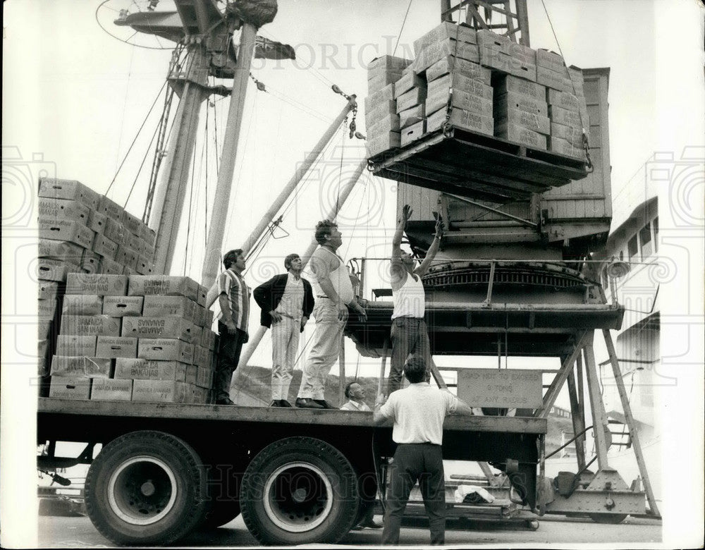 1970 Press Photo dockers unloading bananas at Newhaven, Sussex during strike - Historic Images