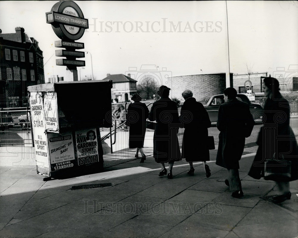 Press Photo Newpaper strike in London so none gets their papers - KSB18625 - Historic Images