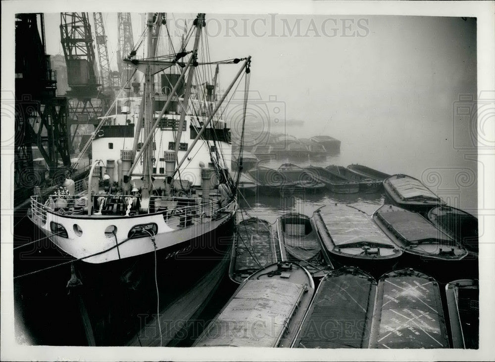 1954 Boats sit idle in Tooley Street, Bermondsey during strike - Historic Images