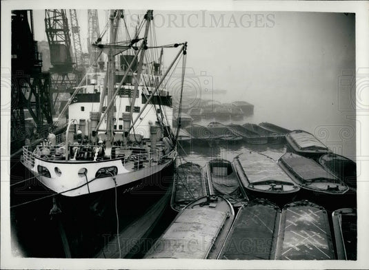 1954 Boats sit idle in Tooley Street, Bermondsey during strike - Historic Images