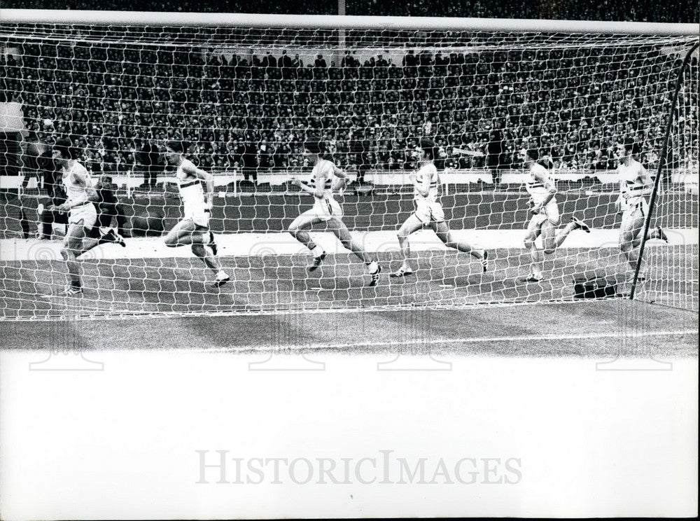 1973 Press Photo 3000 Meter Race Behind Net Wembley - KSB18731 - Historic Images