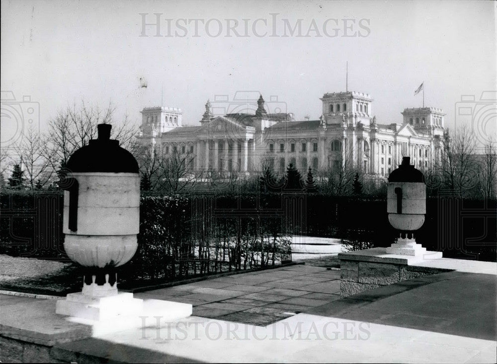 Press Photo West Berlin Reichstag Re-Building Russian War Memorial - KSB18759 - Historic Images