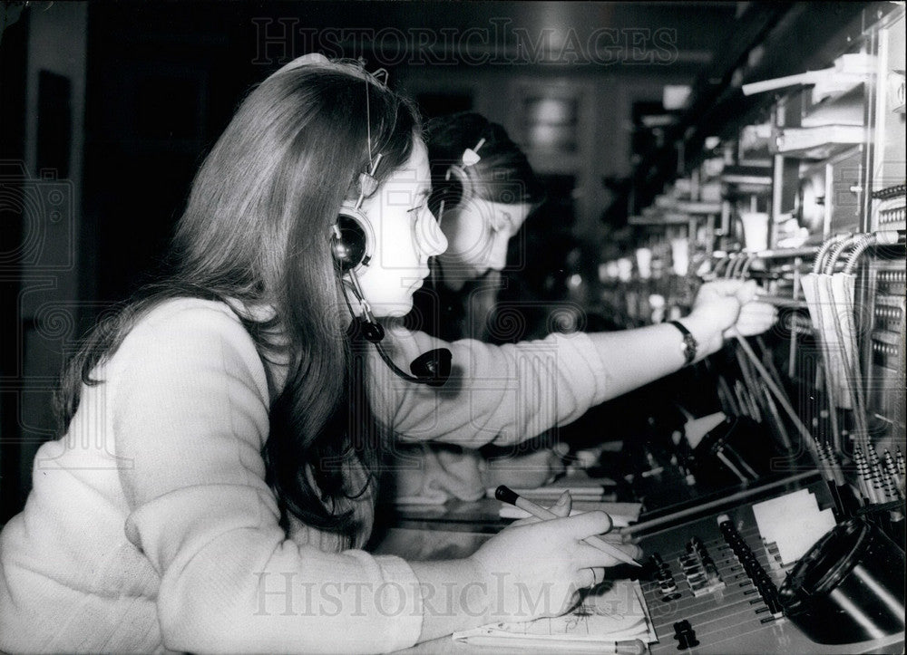 1971 Press Photo Telephone Operator Telegraph Office West Berlin Call East - Historic Images