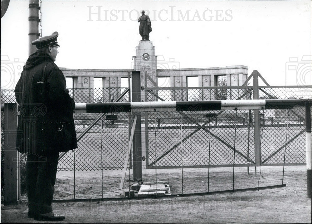 1971, Fence around Soviet Memorial in Berlin - KSB18803 - Historic Images