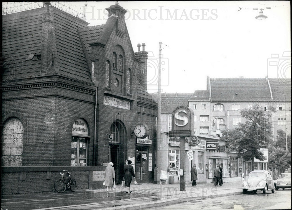 Press Photo Street Scene People On Sidewalks - KSB18833 - Historic Images