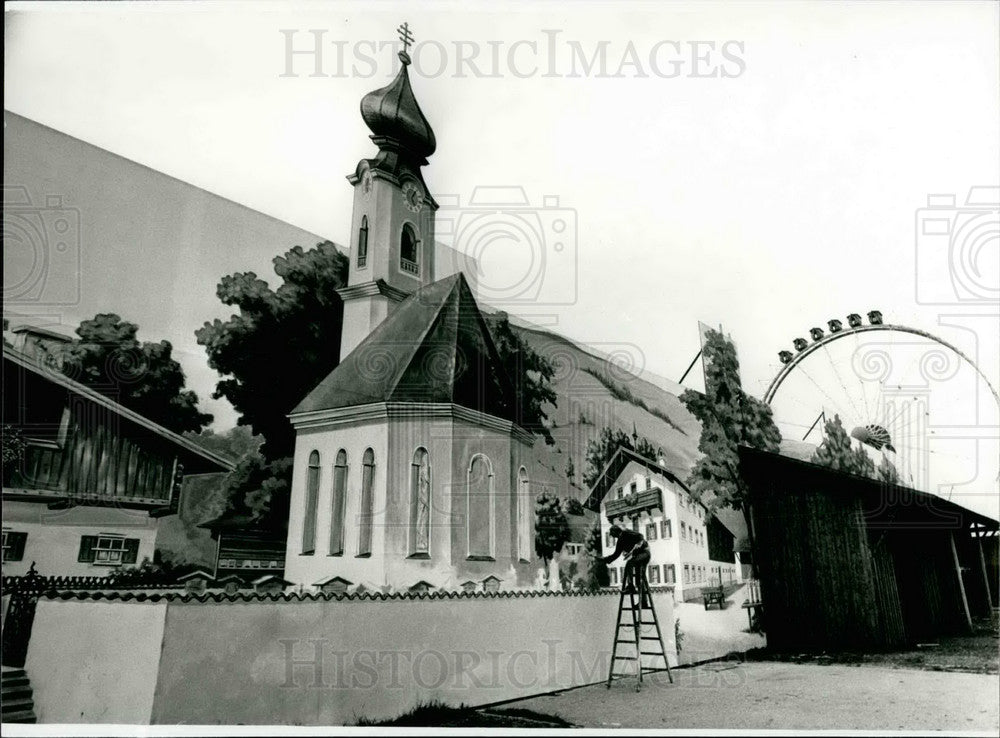 Press Photo A Bavarian village  at Germany's "Octoberfest" - Historic Images