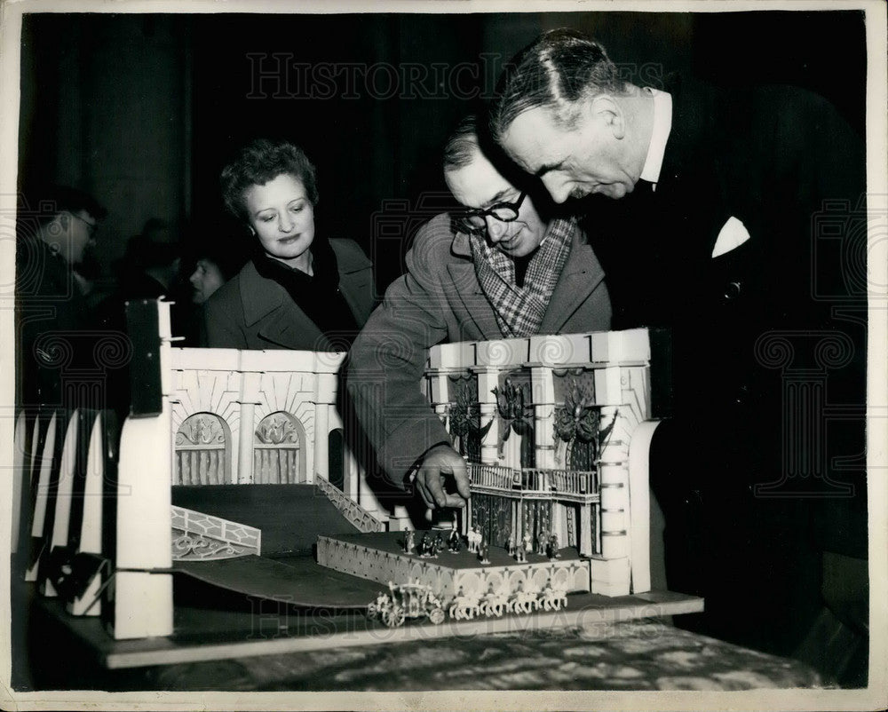 1953 Press Photo Bernard MilesC.B.E and model he built - KSB18899 - Historic Images