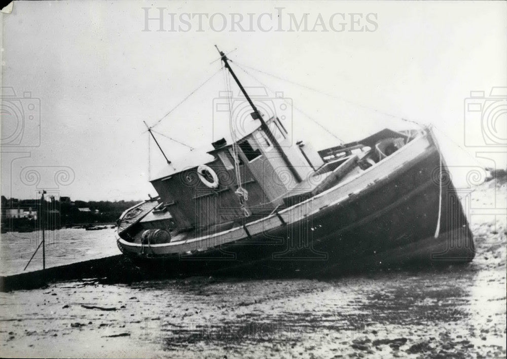 Press Photo Ship "Grey Gannet" abandoned in Vilaine River delta - Historic Images