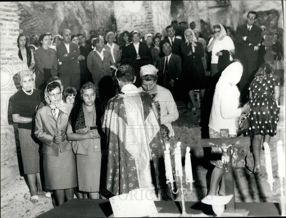 1957 Crowds at training ship Worester as Sir Anthont Eden sails off - Historic Images