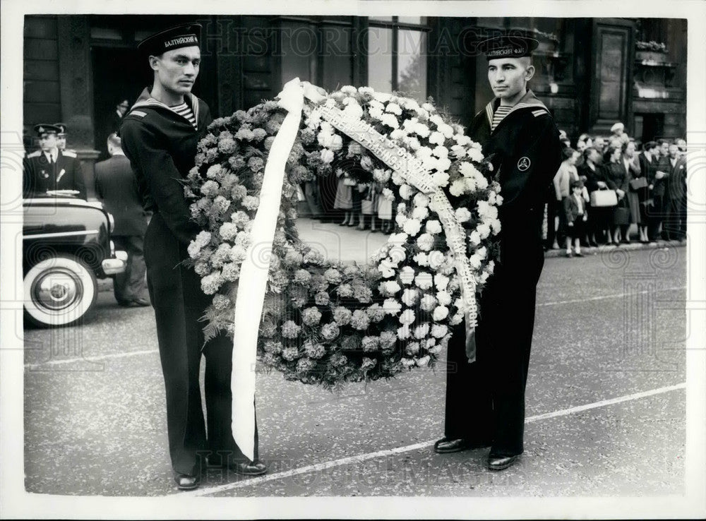 1955 Press Photo Russian Sailors Wreath Cenotaph Admiral A.G. Golovko-Historic Images