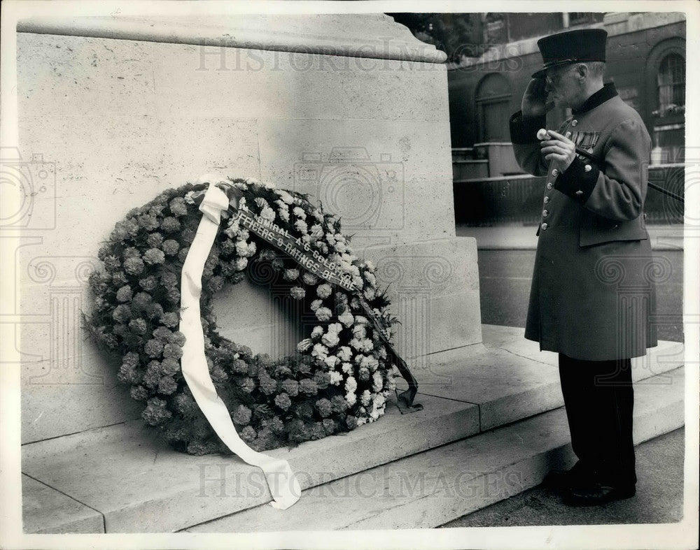 1958 Press Photo George William Hoyle Royal Hospital Chelsea Salutes Wreath-Historic Images