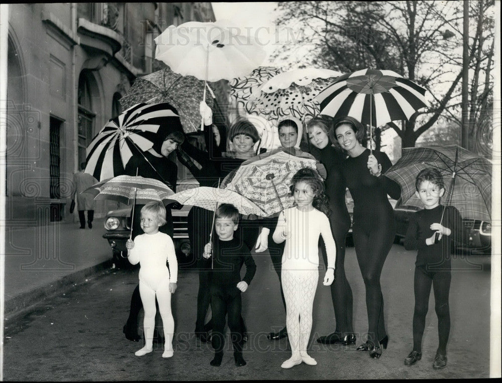 1965 Press Photo Bride Bridegroom Under Umbrellas French Manufacturer-Historic Images