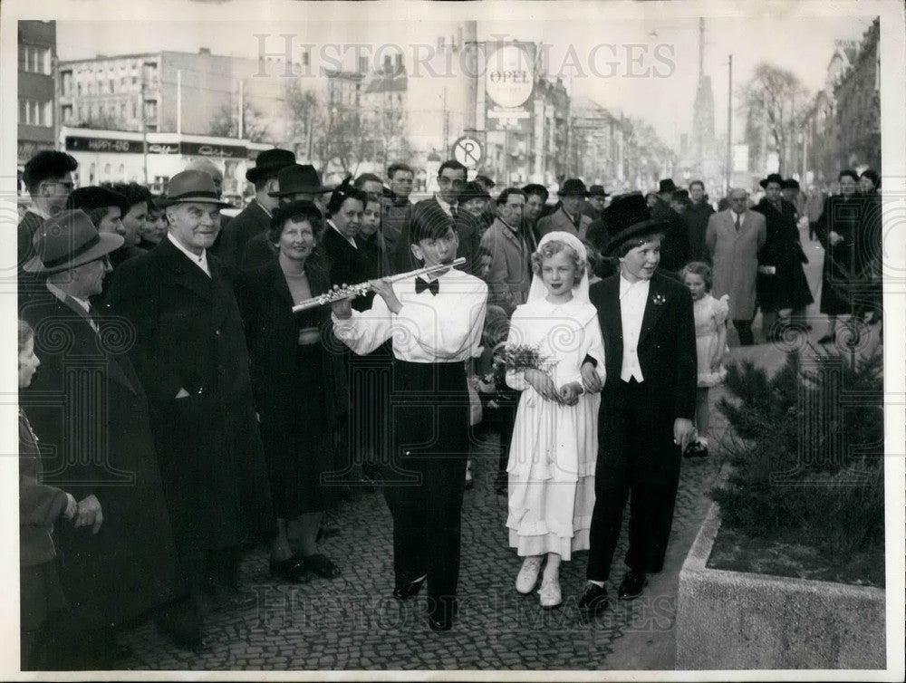 Press Photo Children's Wedding Fashion Show Kurferstendamm Berlin - KSB18991 - Historic Images