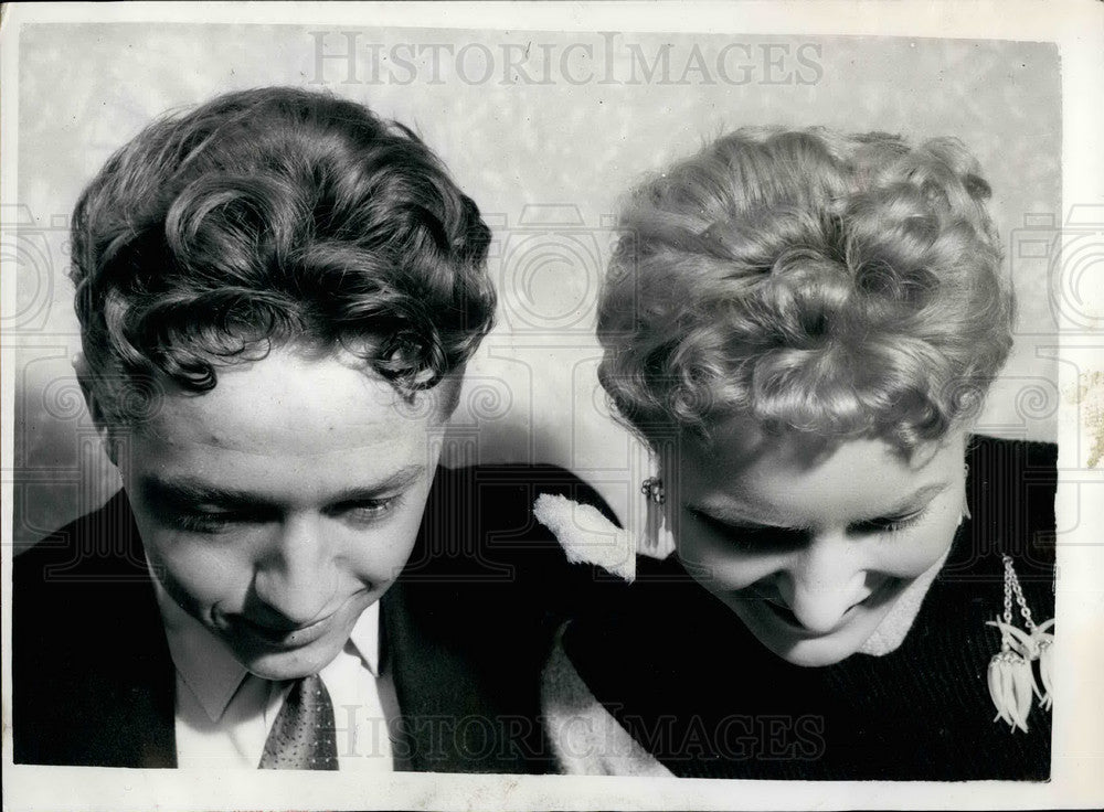 1955 Press Photo David Appleton Kay Thompson Matching Budgie Hair-do's Pountney - Historic Images