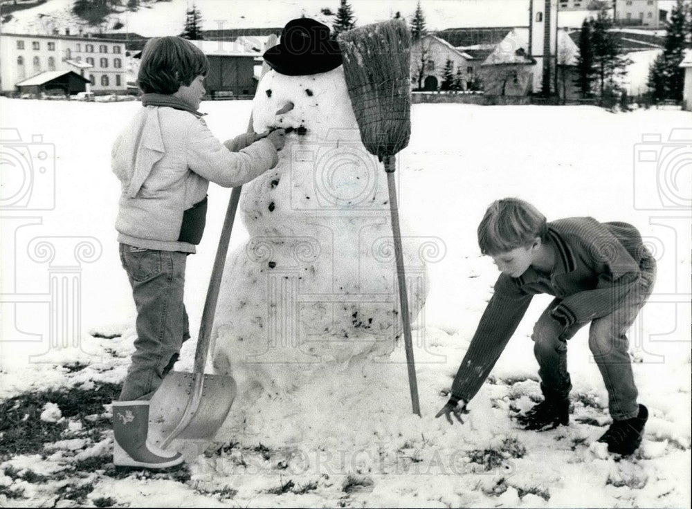 1990, First Snowman Is Ready For Strong Winter - KSB19057 - Historic Images