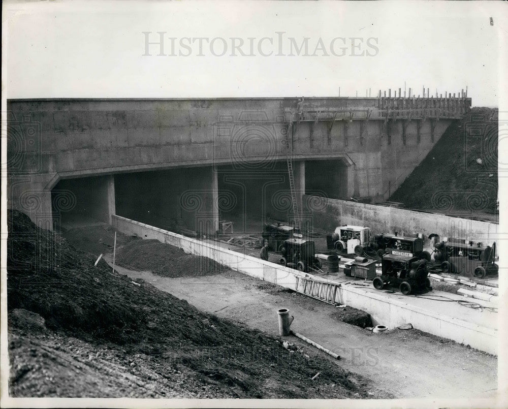 1953 construction at London Airport of maintenance base - Historic Images