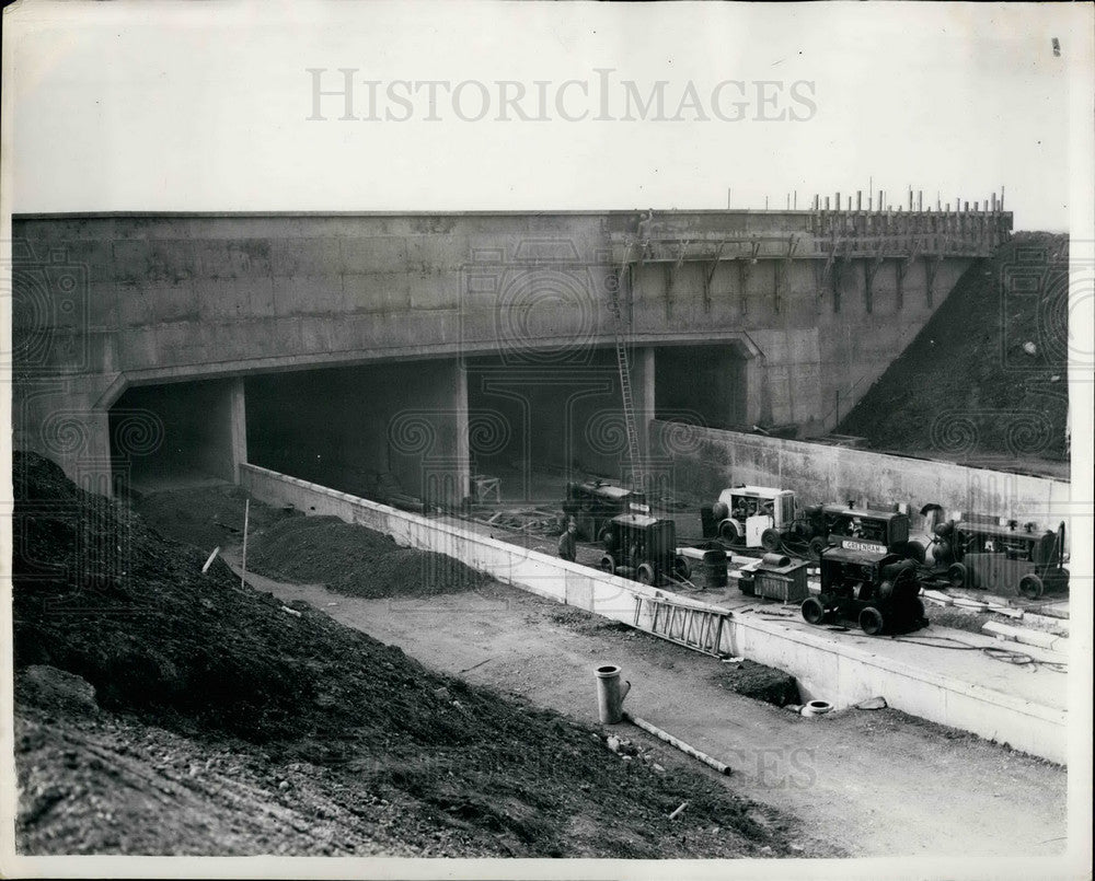 1953 Press Photo Construction New Maintenance Base London Airport - Historic Images