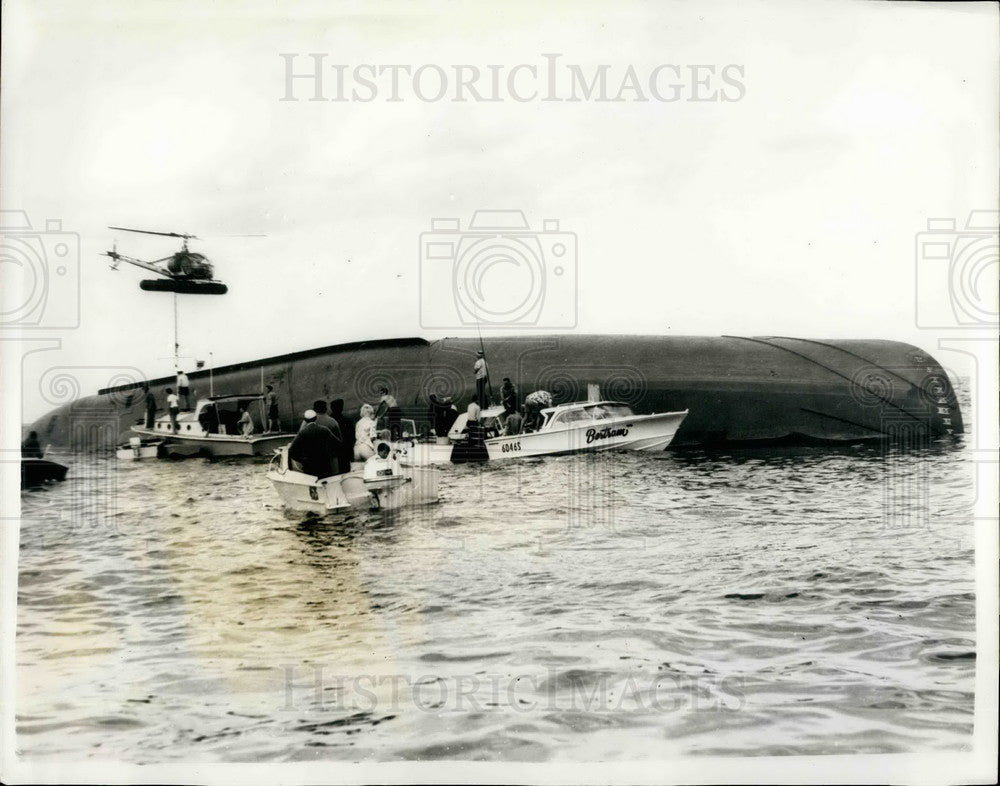 Press Photo Crew Rescued Capsized Dredger Kappa Nielsen Brisbane Australia - Historic Images