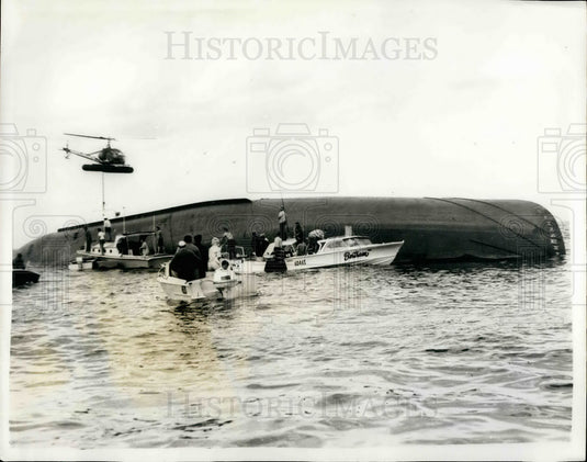 Press Photo Crew Rescued Capsized Dredger Kappa Nielsen Brisbane Australia - Historic Images