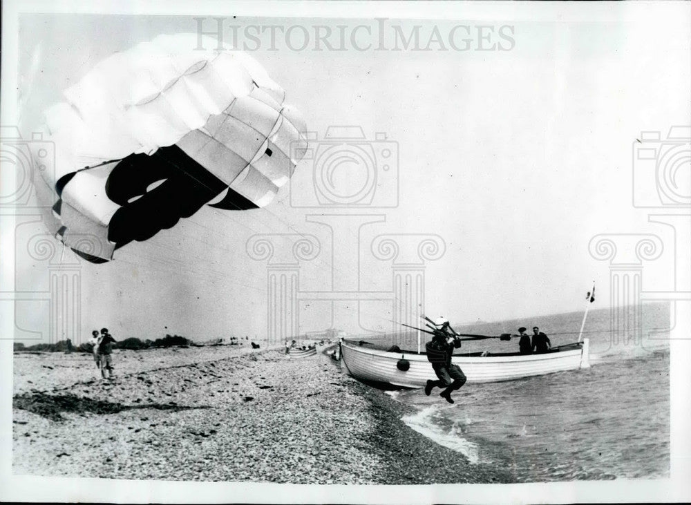 1964 Press Photo Army Parachutist rescued from English Channel - KSB19121 - Historic Images