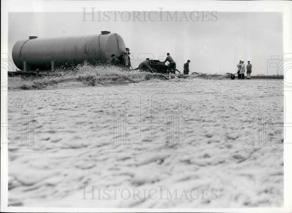 Press Photo Form Carpeting a runway for a wheels-up plane landing - KSB19147 - Historic Images