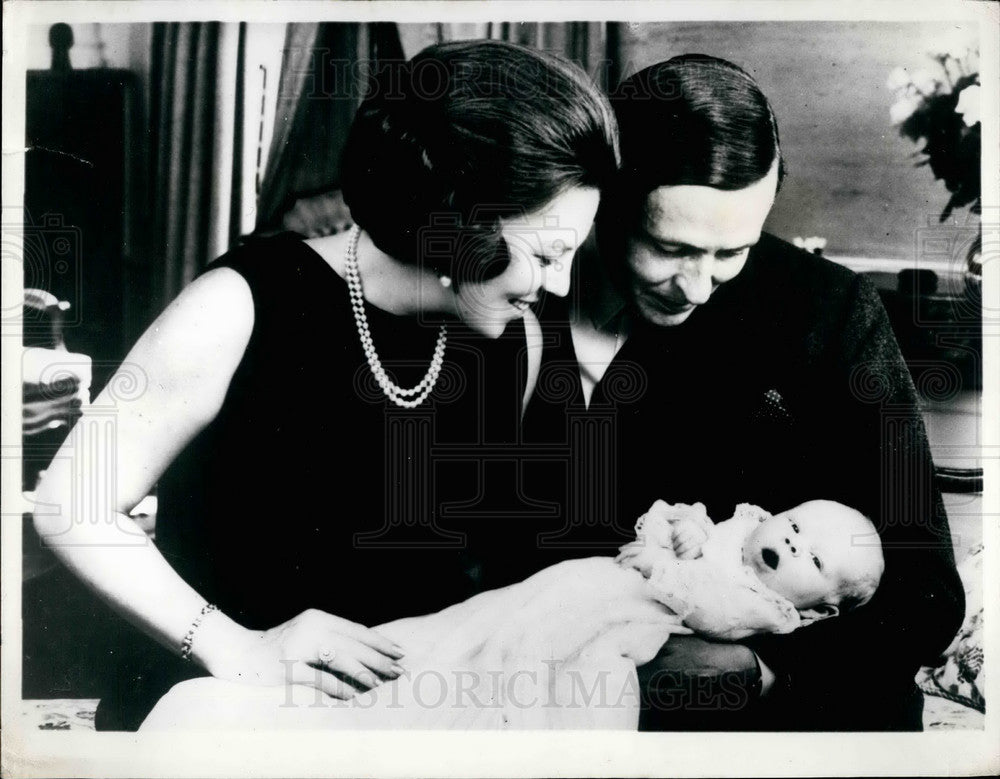 Press Photo Crown Princess Beatrix and Prince Claus of Netherlands with baby - Historic Images