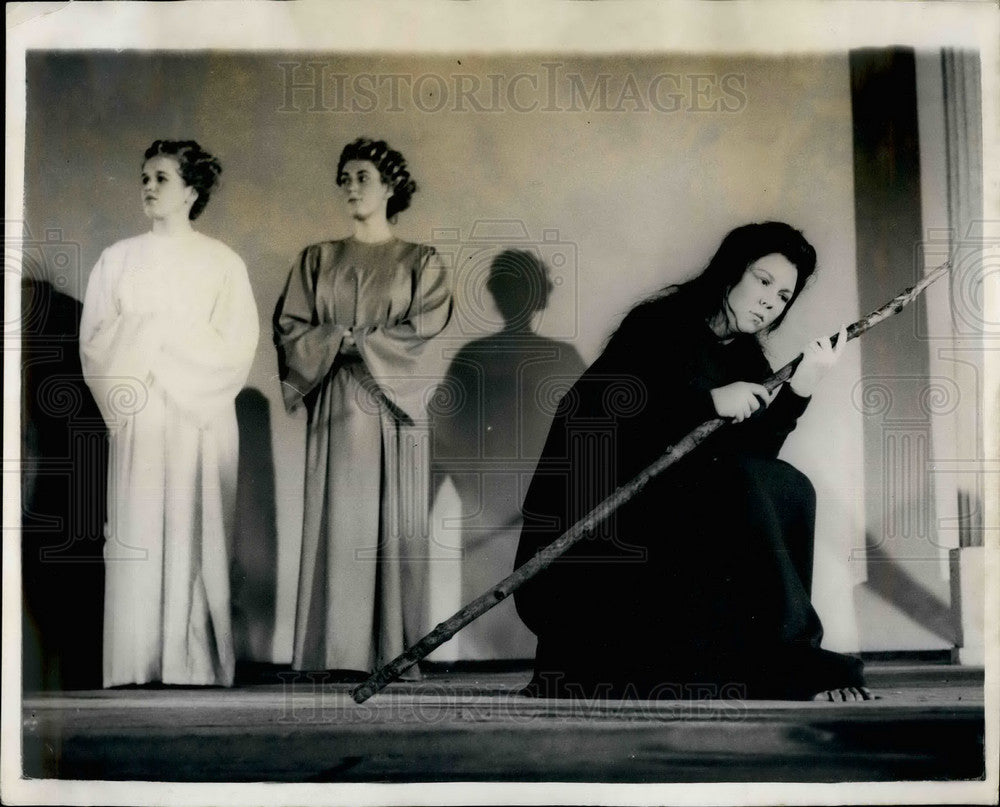 1961, Princess Irene( l) and Princess Beatrix in a play - KSB19263 - Historic Images