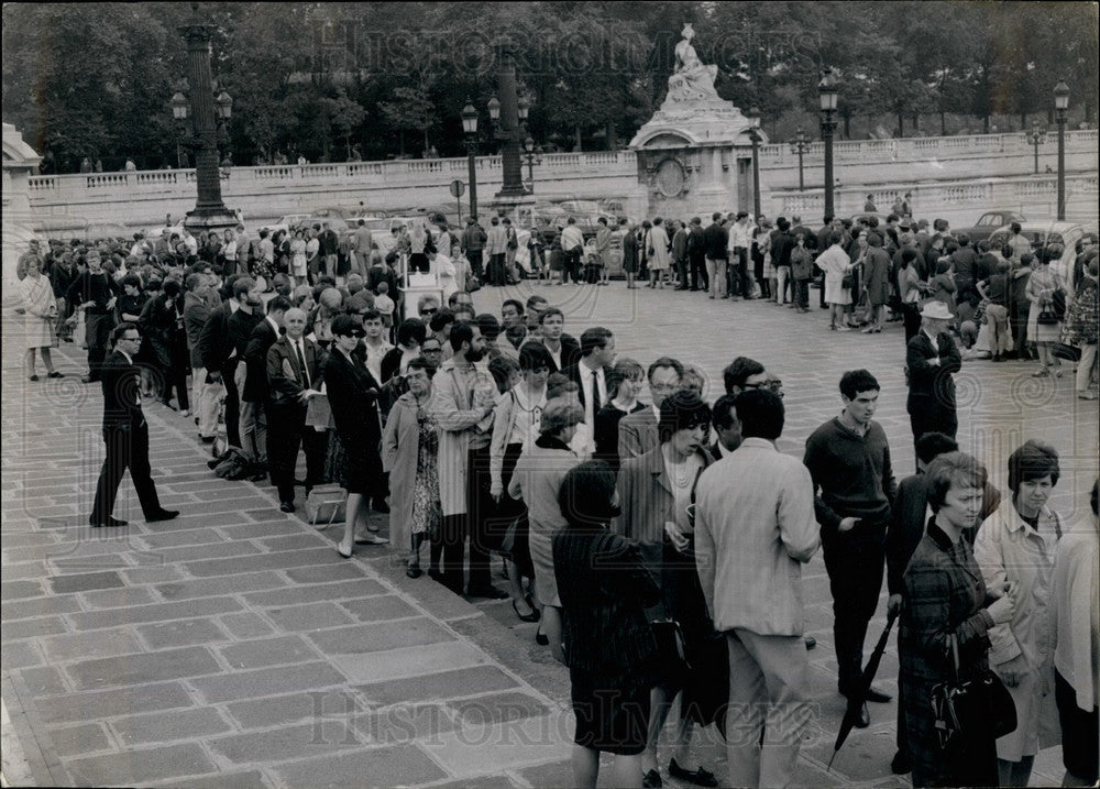 1966 Sightseers in Paris line up for sewer tour - Historic Images