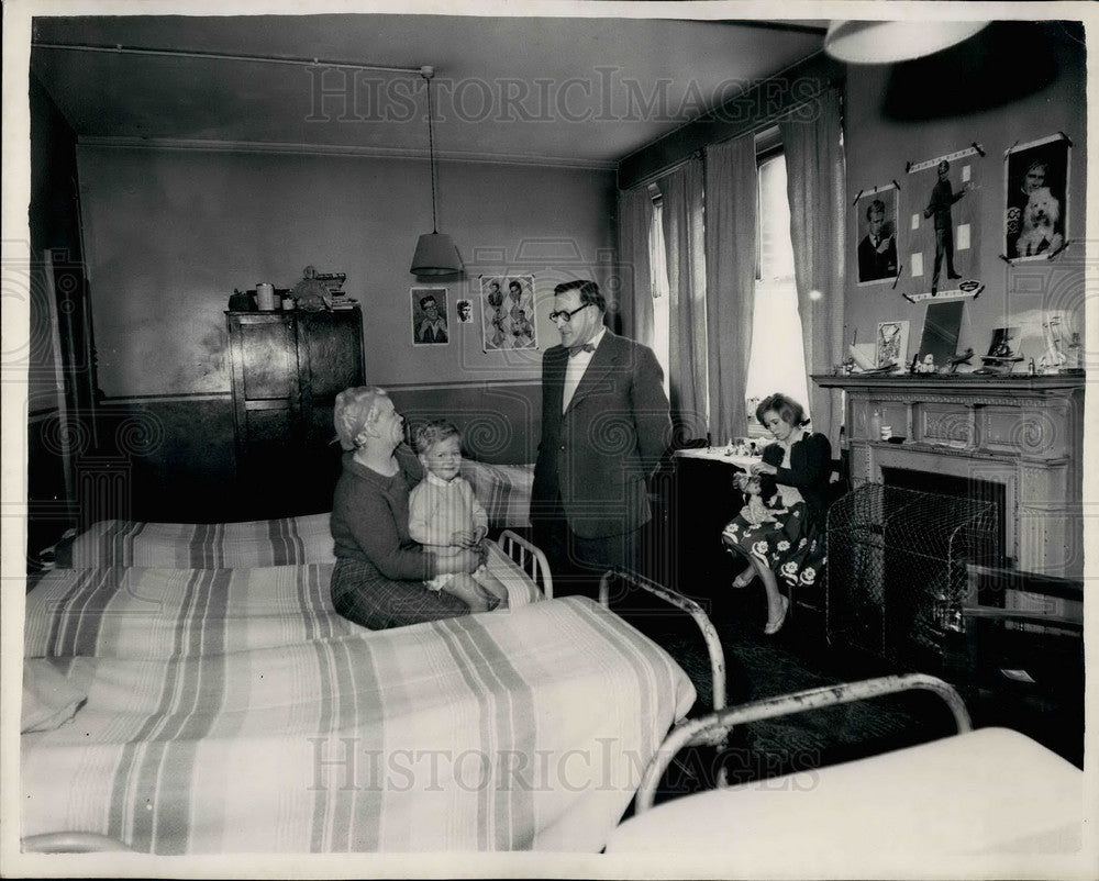 1961 Alice Beach and children with Warden T B. Callis at Newington - Historic Images