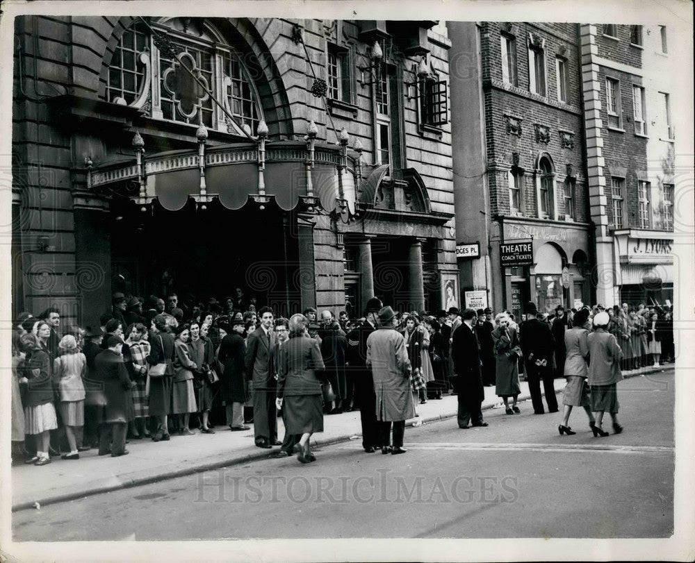 1952, angry crowd at London Coliseum - KSB19387 - Historic Images