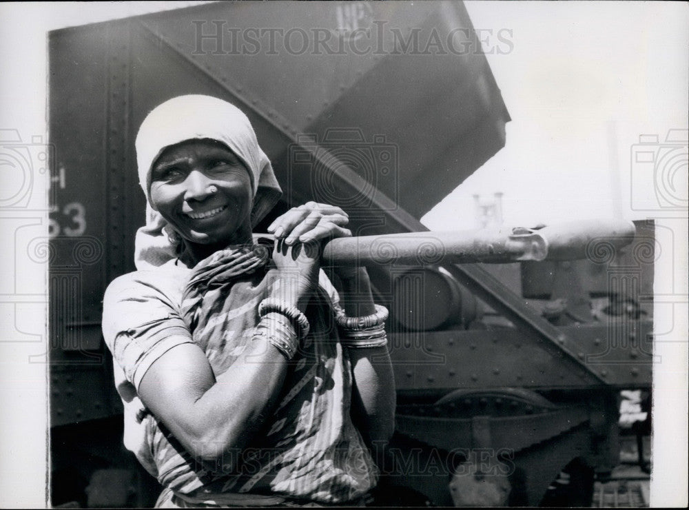 Press Photo An Indian Woman worker at India&#39;s steel industry - KSB19447-Historic Images