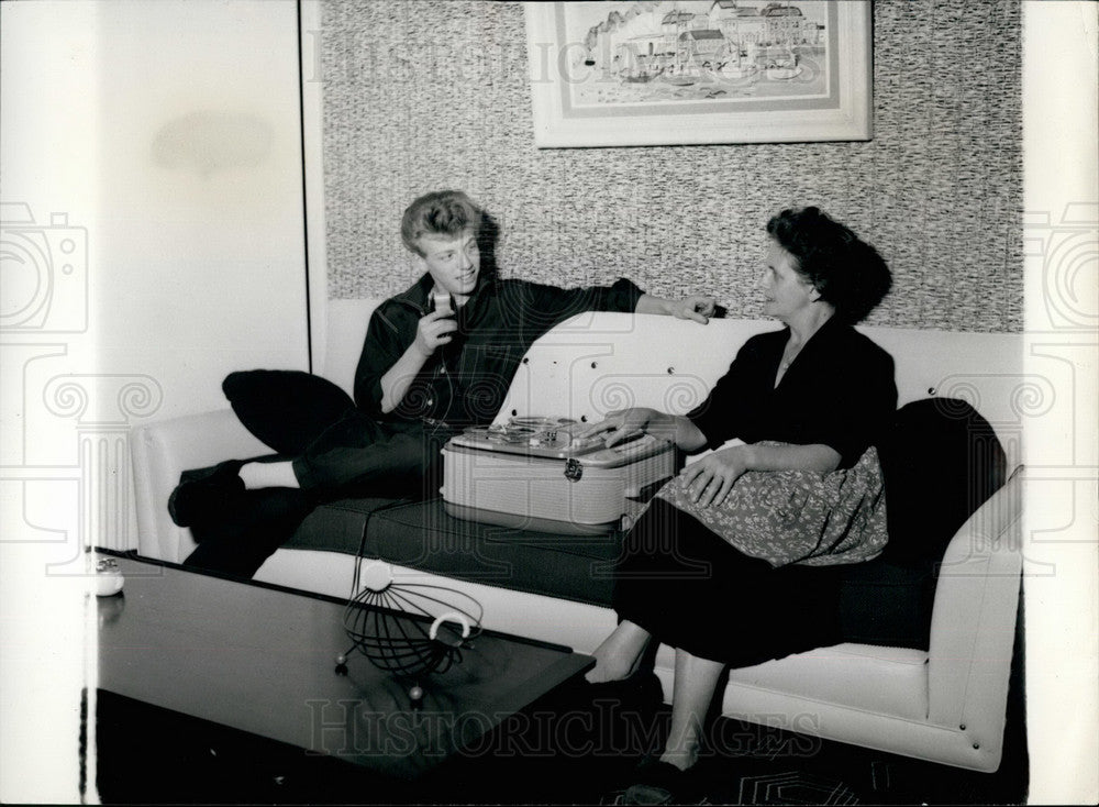 Press Photo Mrs. Elizabeth Hicks and son Collin - KSB19463 - Historic Images