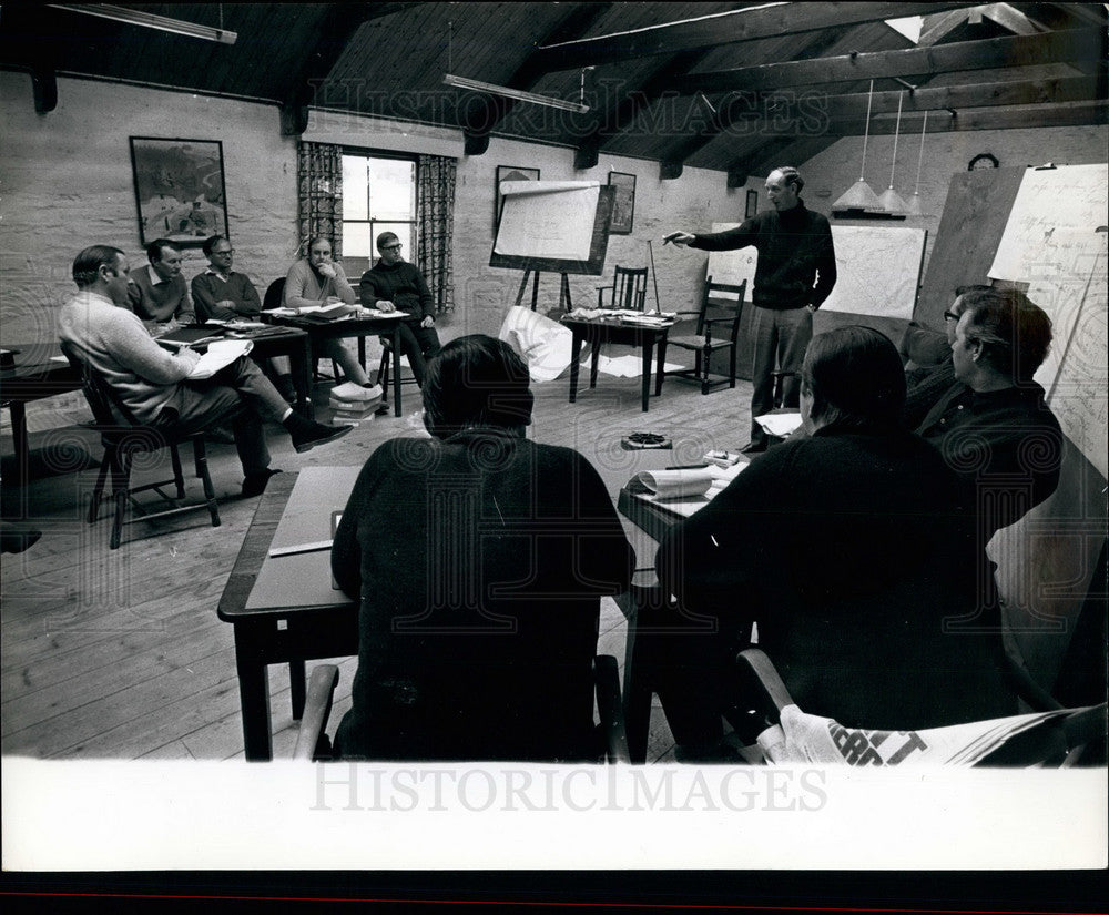 Press Photo Sir Ronald Bennett leads management class - KSB19503-Historic Images
