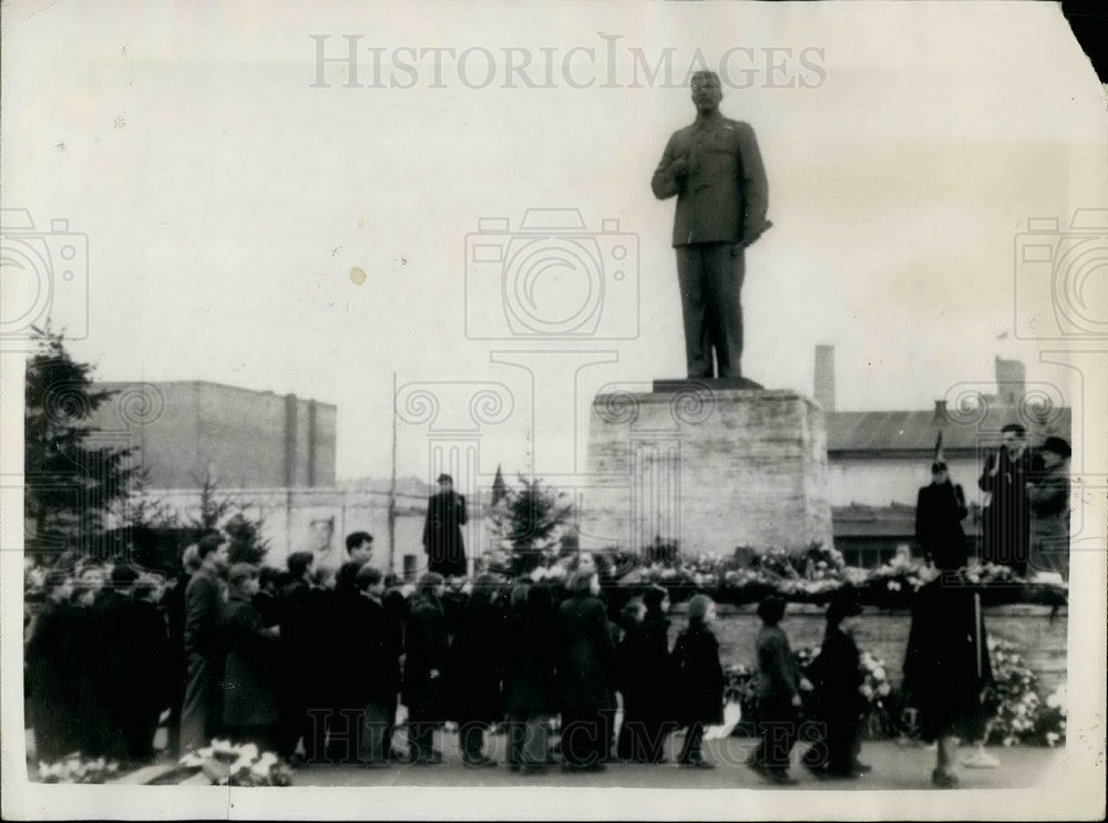 Press Photo Schoolchildren, Stalin, East Berlin Memorial - KSB19553 - Historic Images