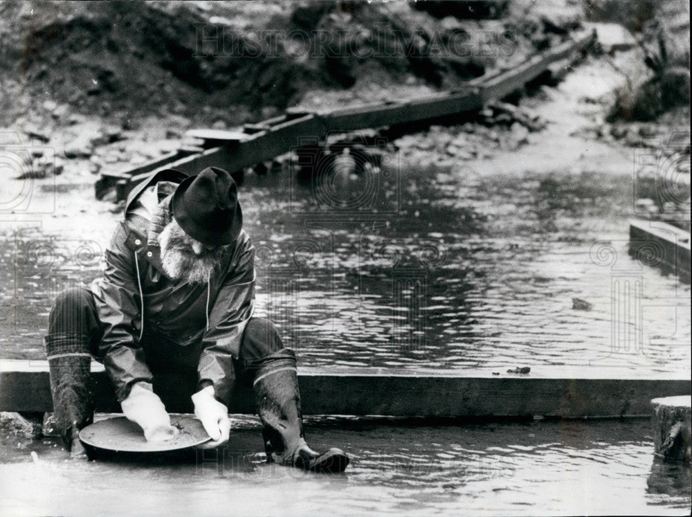 Press Photo The Last Of The Goldiggers - KSB19623-Historic Images