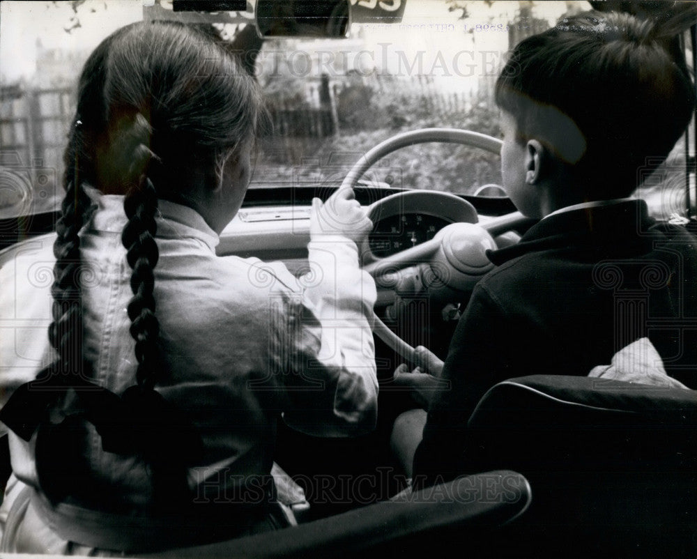Press Photo 11 year old Suzanne Wilson gives driving lessons - KSB19665 - Historic Images