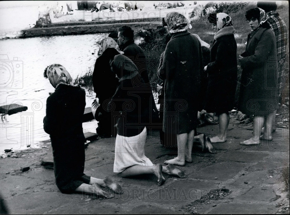 Press Photo Pilgrims praying on the rough stones - Historic Images