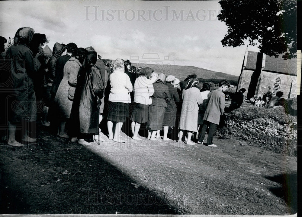 Press Photo Barefooted pilgrims on island of Purgatory - KSB19677 - Historic Images