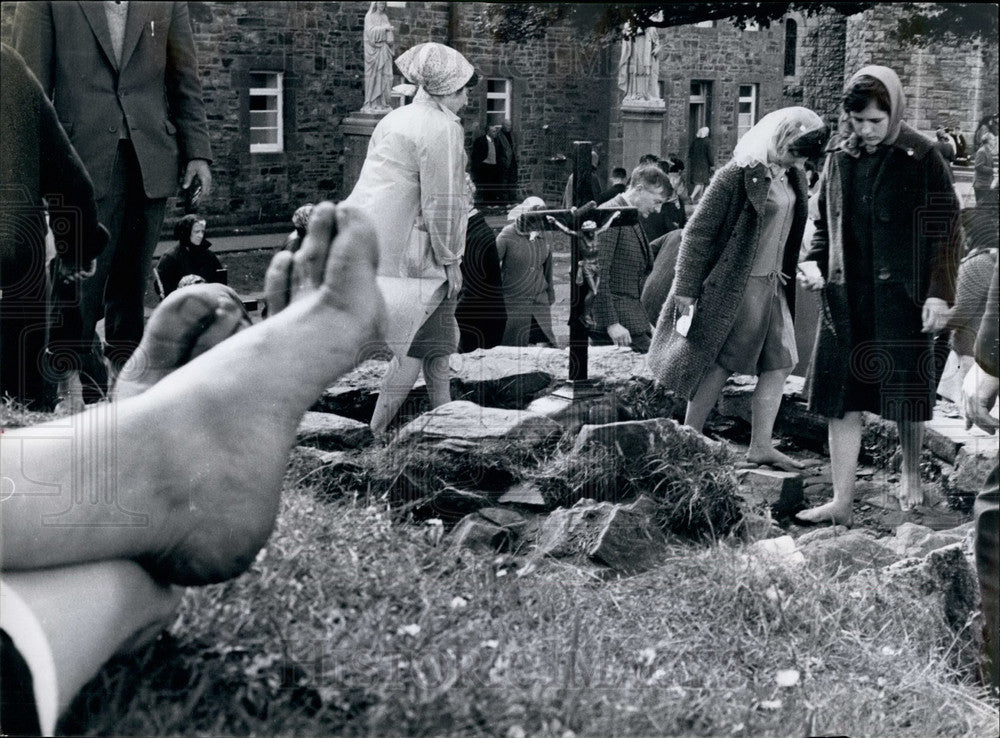 Press Photo People come to island of penance every year - Historic Images