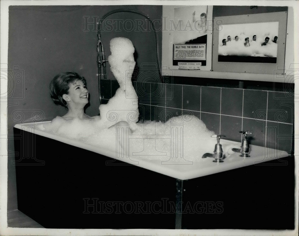 1962 Press Photo Jill Powell Tries Bubble Bath Aqua Massage Oxted Surrey - Historic Images