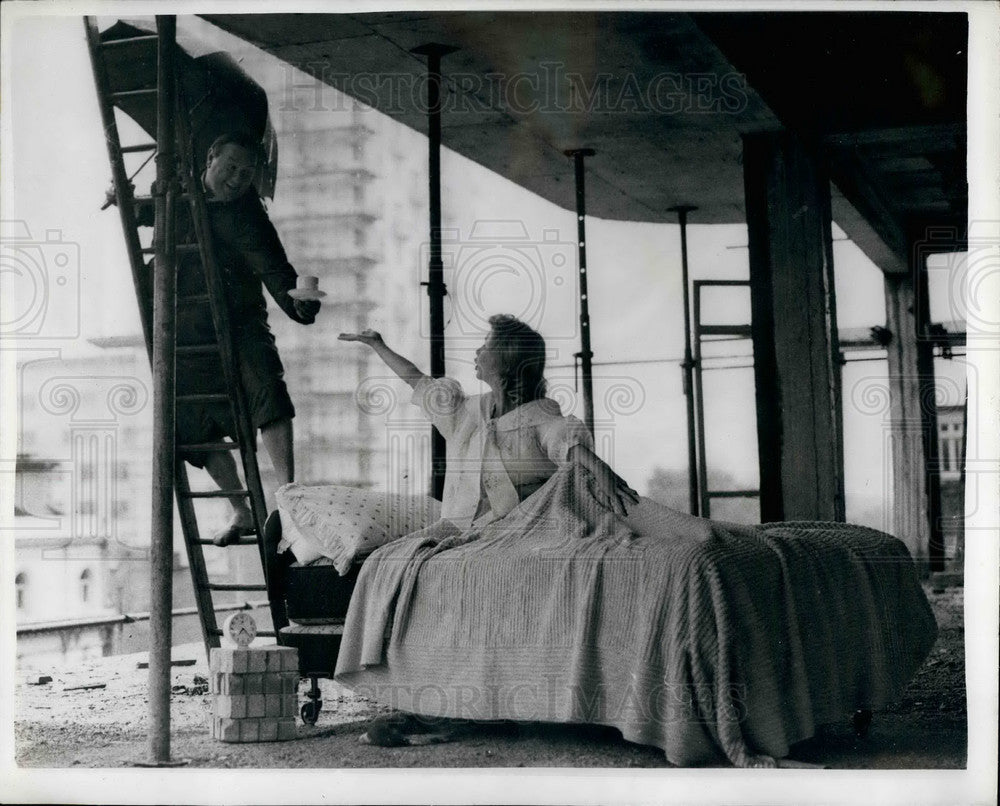 1960 Press Photo Woman Bed London Bedding Center Sloane Street - KSB19693-Historic Images