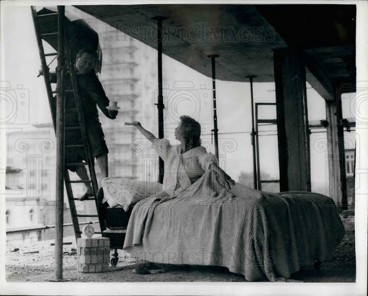 1960 Press Photo Woman Bed London Bedding Center Sloane Street - KSB19693-Historic Images