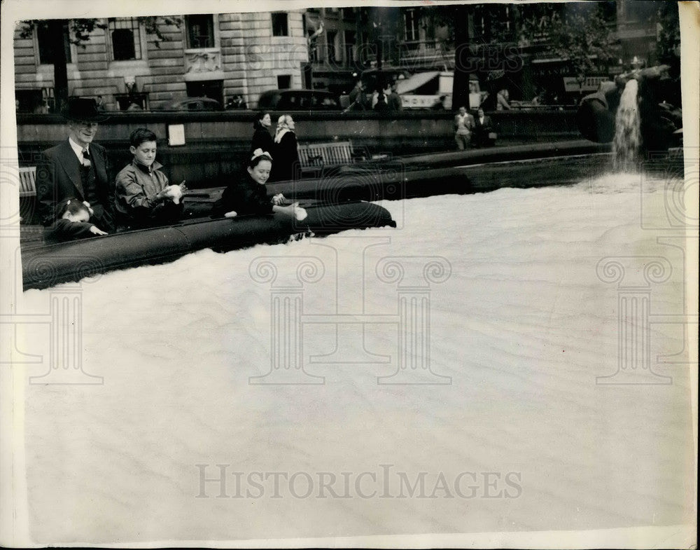 Press Photo Bubbles and plenty of them in Trafalgar Square - KSB19723-Historic Images